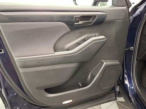 Used 2022 Toyota Highlander LE AWD/4WD image 2