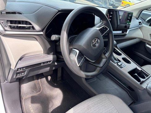 Used 2021 Toyota Sienna LE FWD image 7