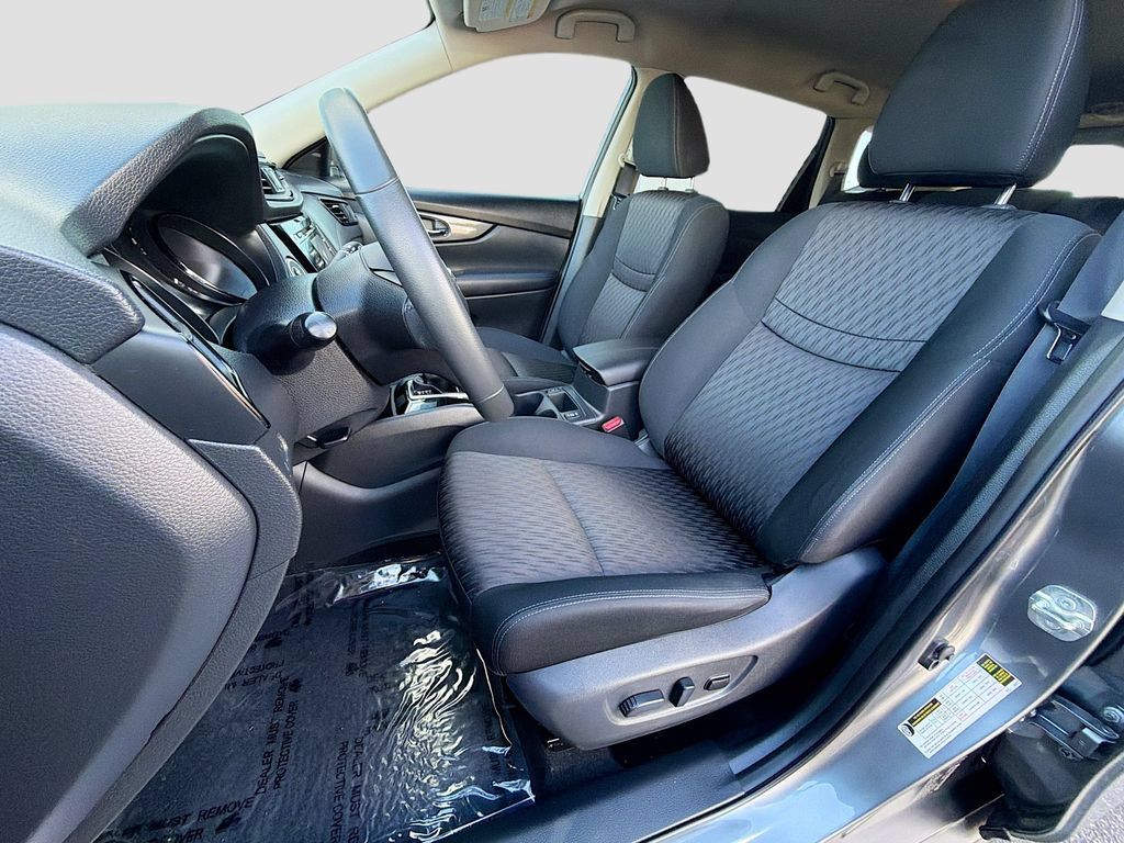 Used 2017 Nissan Rogue SV FWD image 19