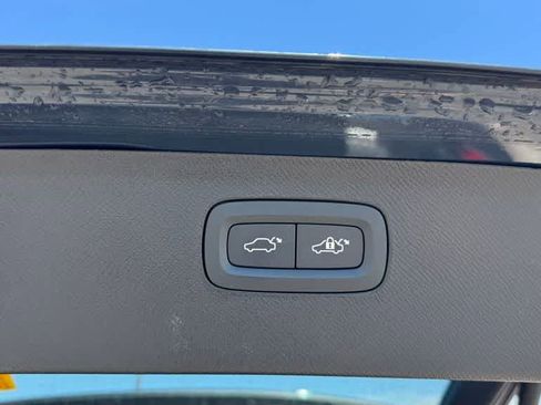 Used 2025 Volvo XC90 B6 Ultra AWD/4WD image 16