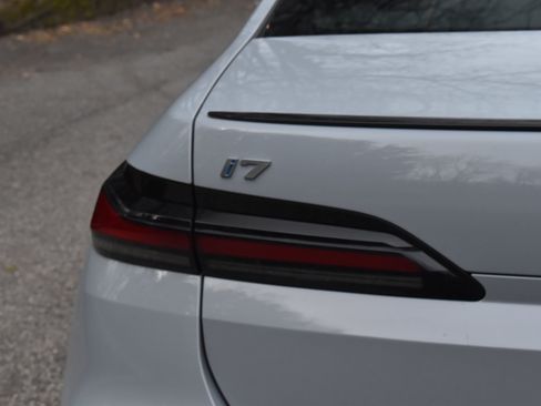 Used 2023 BMW i7 xDrive60 AWD/4WD image 17