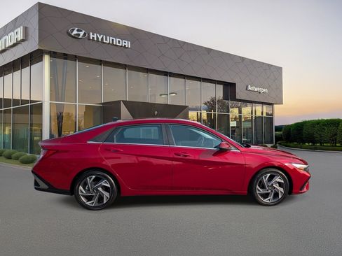 Used 2025 Hyundai Elantra Limited FWD image 2