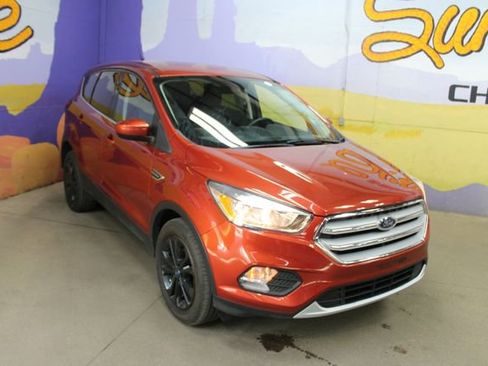 Used 2019 Ford Escape SE FWD image 2