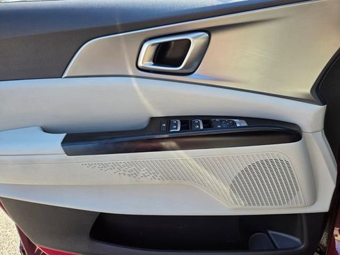 Used 2024 Kia Carnival LX image 31