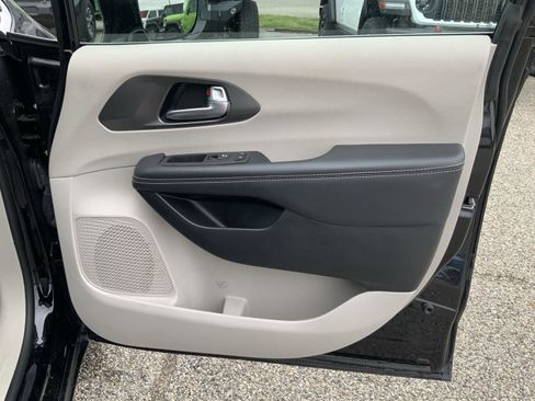 Used 2024 Chrysler Pacifica Touring-L image 56