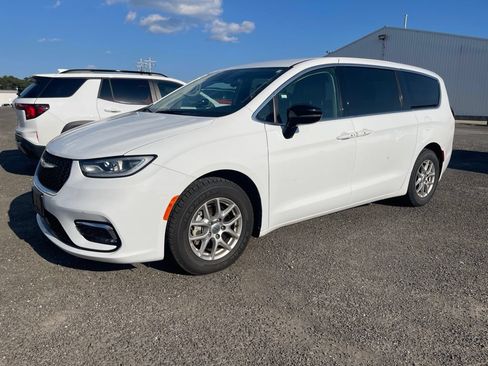 Used 2024 Chrysler Pacifica Touring-L FWD image 2