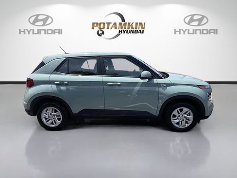 Certified 2025 Hyundai Venue SE FWD image 2