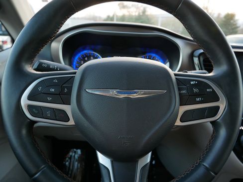 Used 2017 Chrysler Pacifica Touring-L image 26