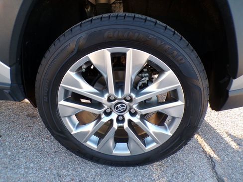 Used 2019 Toyota RAV4 XLE Premium w/ Cold Weather Package AWD/4WD image 19