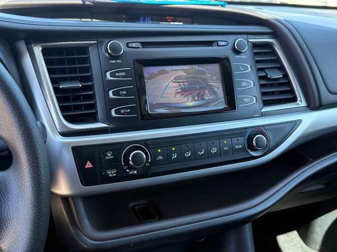 Used 2014 Toyota Highlander LE FWD image 19