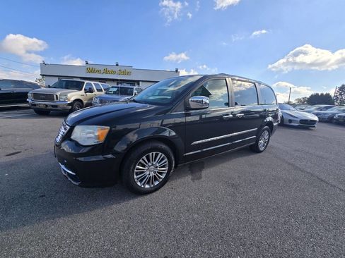 Used 2014 Chrysler Town & Country Touring-L w/ Driver Convenience Group image 56