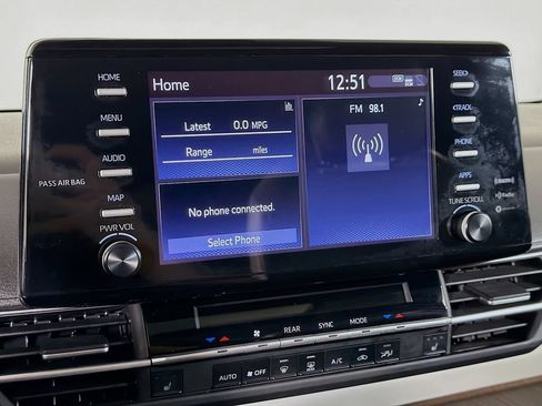 Used 2024 Toyota Sienna XLE FWD image 16
