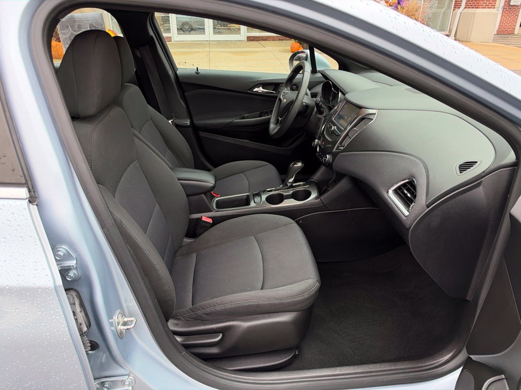 Used 2017 Chevrolet Cruze LT w/ Convenience Package FWD image 39