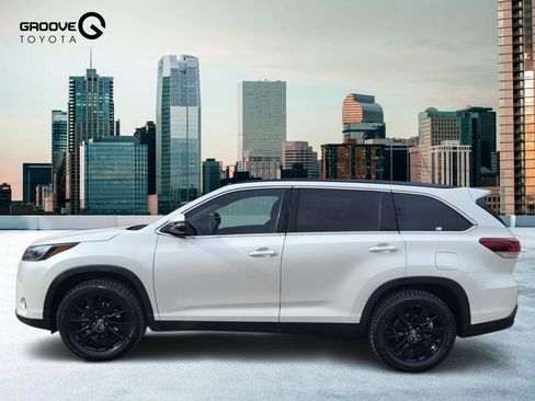 Used 2019 Toyota Highlander SE image 2