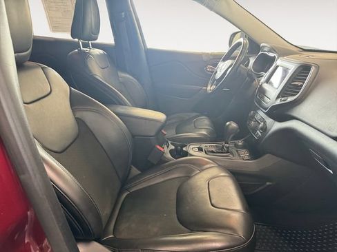 Used 2019 Jeep Cherokee Latitude Plus w/ Cold Weather Group AWD/4WD image 4