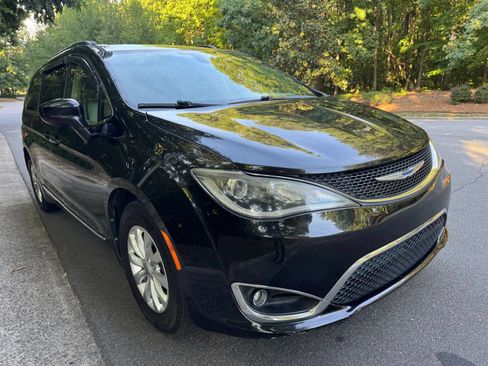 Used 2019 Chrysler Pacifica Touring-L FWD image 3