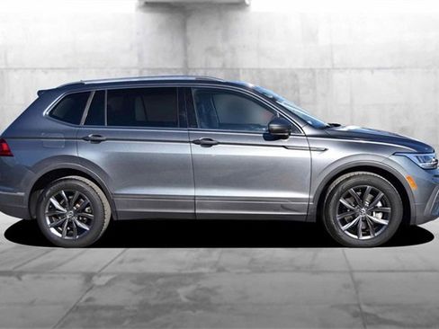 Certified 2022 Volkswagen Tiguan SE w/ Panoramic Sunroof Package image 5