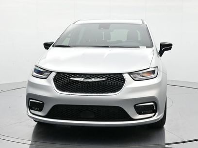 New 2026 Chrysler Pacifica Select