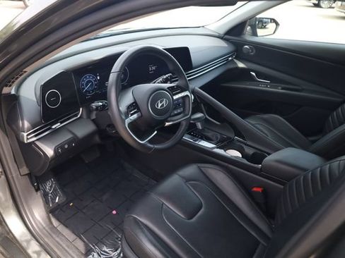 Certified 2025 Hyundai Elantra Limited FWD image 9