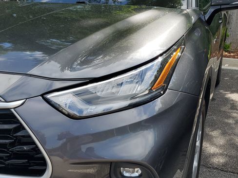 Used 2020 Toyota Highlander LE FWD image 4