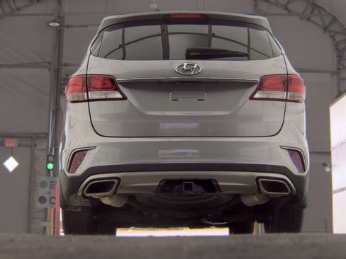 Used 2018 Hyundai Santa Fe SE FWD image 2