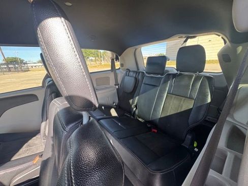 Used 2019 Dodge Grand Caravan SXT image 9