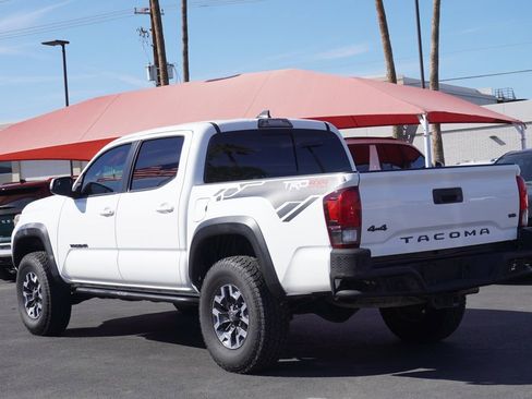 Used 2018 Toyota Tacoma TRD Off-Road w/ Technology Package image 3