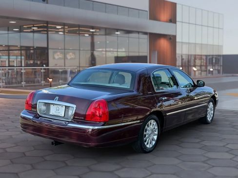 Used 2007 Lincoln Town Car Signature image 6