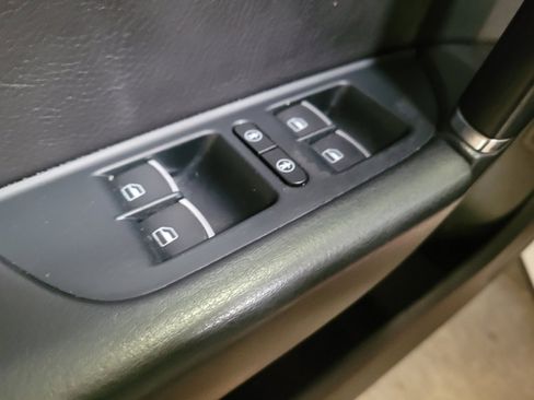 Used 2016 Volkswagen Touareg Sport image 27