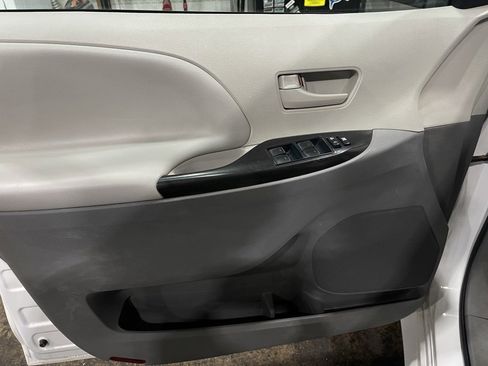 Used 2011 Toyota Sienna LE image 22