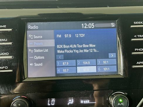 Used 2018 Toyota Camry SE w/ Moonroof Package image 19