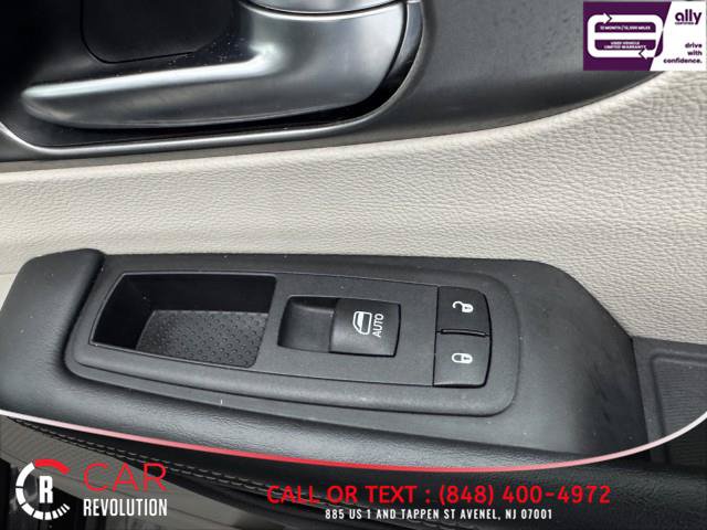 Used 2023 Chrysler Pacifica Touring-L FWD image 61