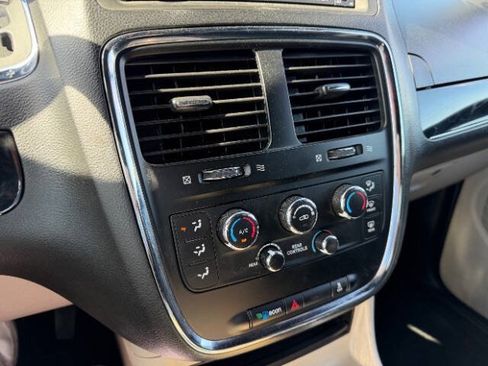 Used 2018 Dodge Grand Caravan SXT FWD image 16
