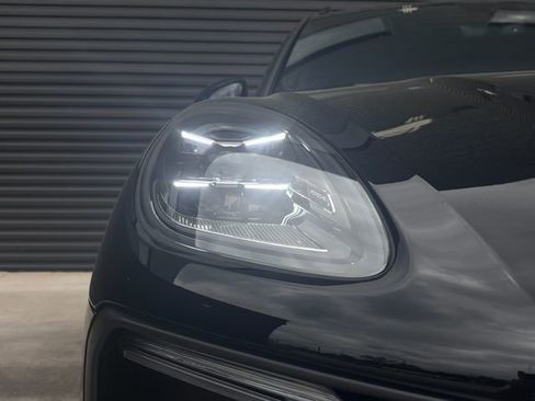 Certified 2026 Porsche Macan image 11