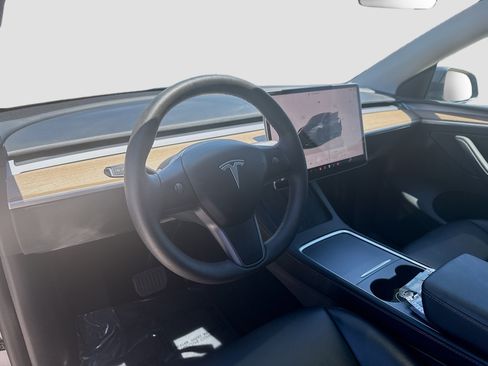 Used 2023 Tesla Model Y 2WD image 9