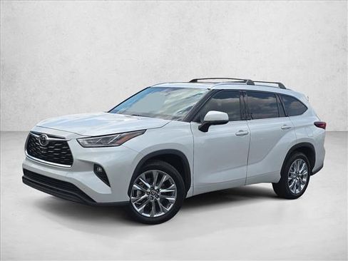 Used 2023 Toyota Highlander Limited FWD image 1