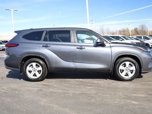 Used 2024 Toyota Highlander LE image 4