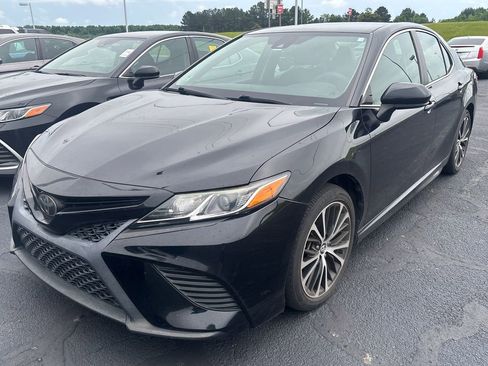 Used 2020 Toyota Camry SE FWD image 1