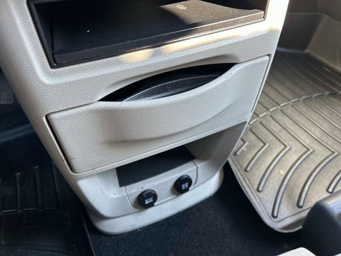 Used 2015 Chrysler Town & Country Touring image 33