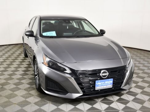 Used 2024 Nissan Altima 2.5 SV FWD image 3