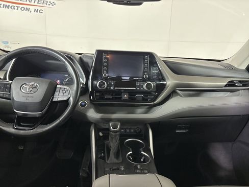 Used 2020 Toyota Highlander XLE image 27