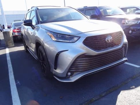 Used 2023 Toyota Highlander XSE image 3