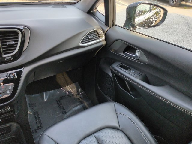 Certified 2025 Chrysler Pacifica Select FWD image 16