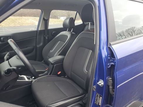 Used 2022 Hyundai Venue Limited image 19