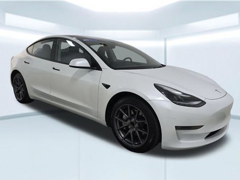 Used 2023 Tesla Model 3 Standard Range RWD image 5