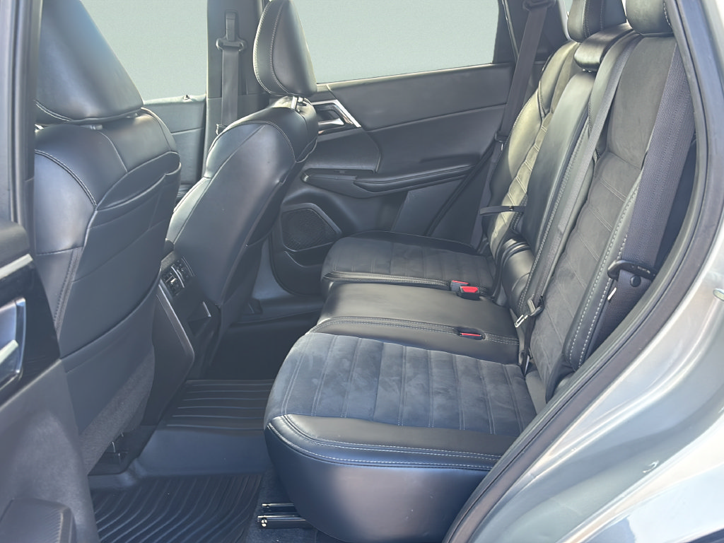 Used 2024 Mitsubishi Outlander AWD image 17