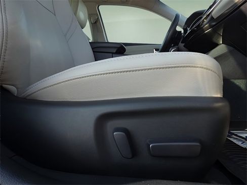 Used 2018 Toyota Avalon XLE Premium image 16