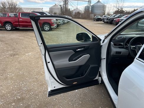 Used 2022 Toyota Highlander XLE image 9