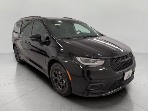 Used 2025 Chrysler Pacifica Premium FWD image 1