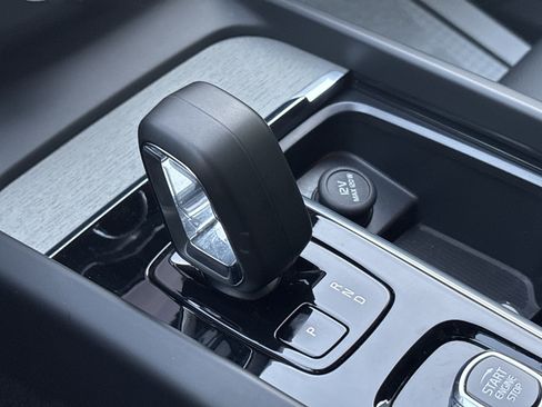 Used 2025 Volvo XC60 B5 Plus image 26